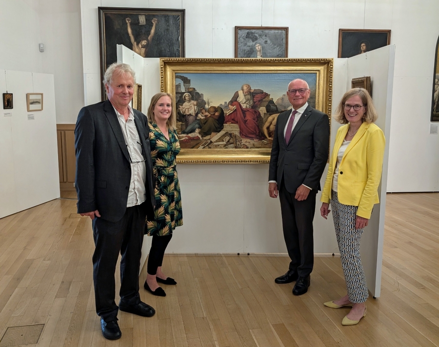 Im Rahmen der Ausstellungseröffnung (v.l.n.r.): Kurator Markus Moors vom Kreismuseum Wewelsburg, Kunsthistorikerin Heike Sondermann, stellv. Landrat Hans-Bernd Janzen und Museumsleiterin Kirsten John-Stucke vor dem Gemälde „Jeremias auf den Trümmern Jerusalems“  © Kreismuseum Wewelsburg